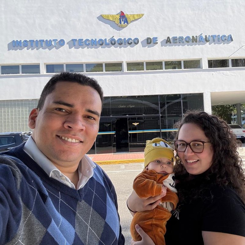 Welber S. de Souza with his wife and daughter in front of the main building of the Aeronautics Institute of Technology (ITA), São José dos Campos